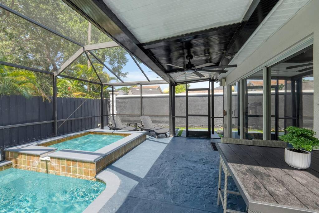 Luxury Style Townhome With Pool - 1 Miles To Bucs Stadium Apartment